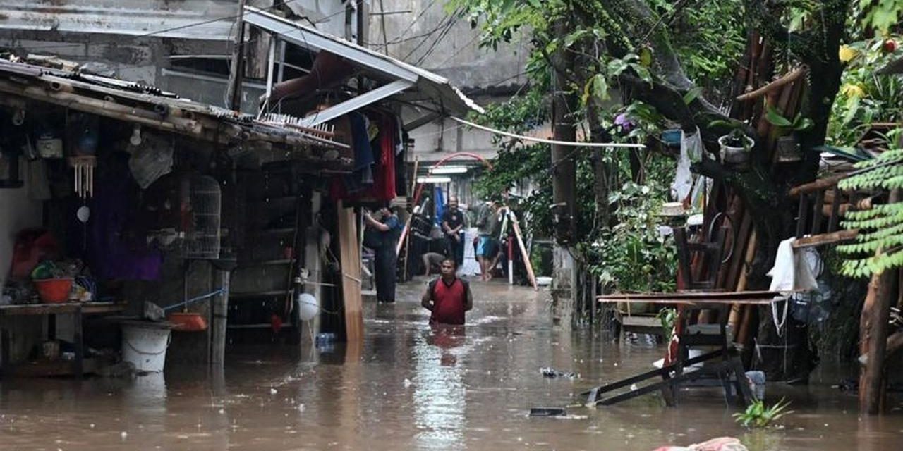 Jakarta Lumpuh! Hujan Lebat Picu Banjir, Transportasi dan Jalanan Kacau