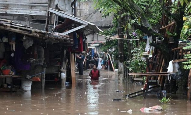 Jakarta Lumpuh! Hujan Lebat Picu Banjir, Transportasi dan Jalanan Kacau