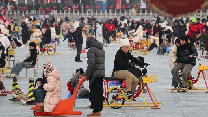 Heboh di Beijing! Danau Shichahai Dibuka Jadi Budaya Arena Es Alami untuk Publik