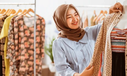 Banyak yang Salah Kaprah! Mengulang Outfit Ternyata Bukan Aib