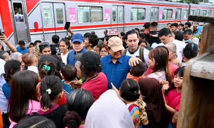 Prabowo Nyaris Menyamar Saat Blusukan, Warga Tetap Kenali dan Sambut Hangat