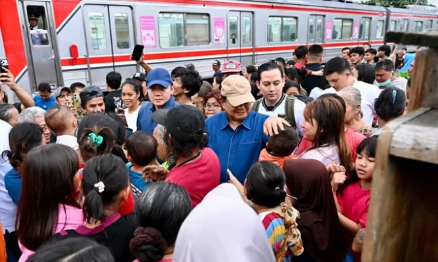 Prabowo Nyaris Menyamar Saat Blusukan, Warga Tetap Kenali dan Sambut Hangat