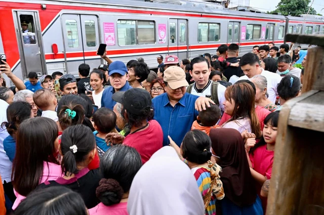 Prabowo Nyaris Menyamar Saat Blusukan, Warga Tetap Kenali dan Sambut Hangat