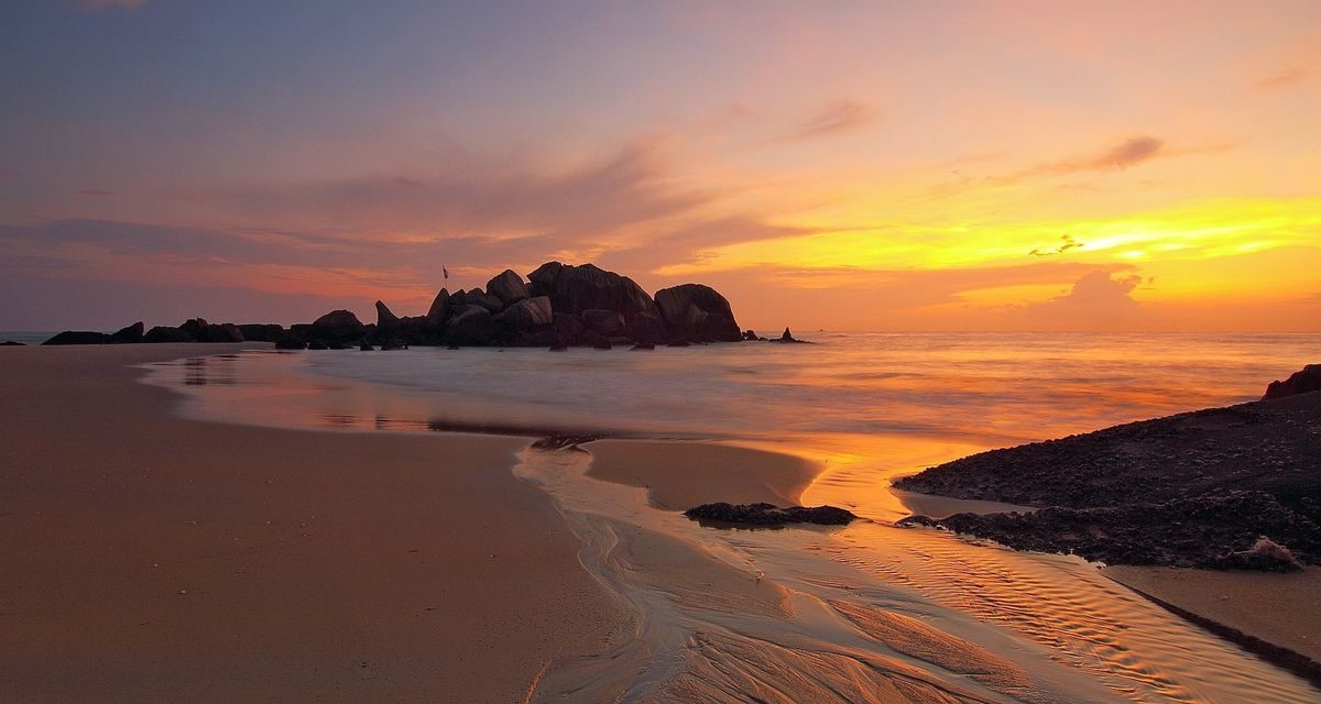 Hidden Gem Jogja! 6 Pantai Kulonprogo dengan Pemandangan Senja yang Bikin Takjub