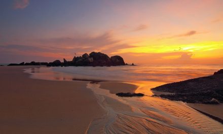 Hidden Gem Jogja! 6 Pantai Kulonprogo dengan Pemandangan Senja yang Bikin Takjub