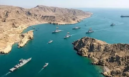 Situasi Mencekam di Selat Hormuz, Kapal Diserang dan Harga Minyak Melonjak