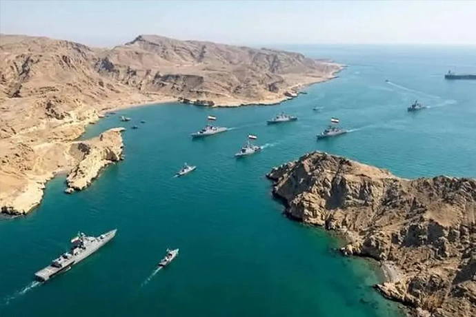 Situasi Mencekam di Selat Hormuz, Kapal Diserang dan Harga Minyak Melonjak