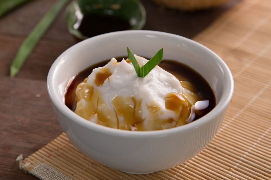 Semangkuk bubur sumsum lembut dengan siraman kuah kinca gula merah