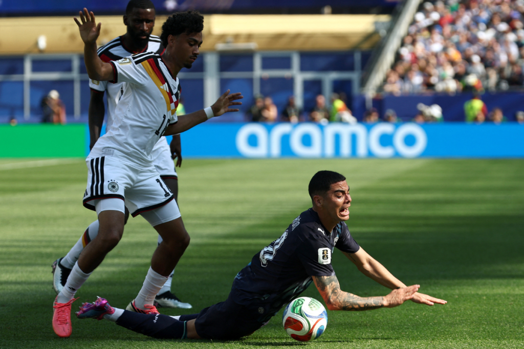 Bek Timnas Jerman, Nathaniel Brown, dan gelandang Timnas Paraguay Miguel Almiron, berebut bola dalam pertandingan babak 32 besar Piala Dunia 2026