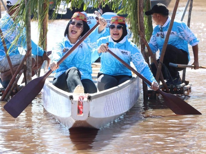 Peserta mengikuti Lomba Besei Kambe di Sungai Kahayan, Palangka Raya