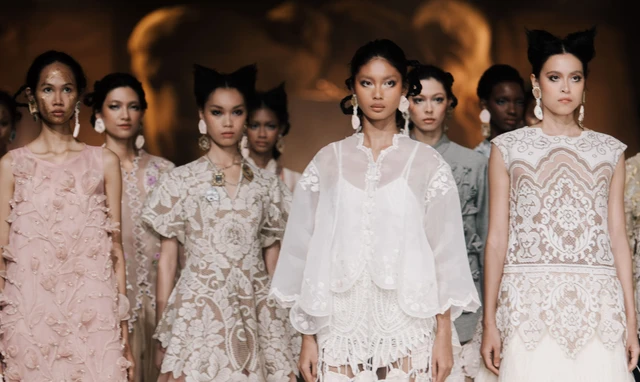 Desainer Toton Januar memperagakan koleksi KALA pada ajang Mulia in Fashion 2026 dengan inspirasi budaya Nusantara dan konsep fesyen berkelanjutan.