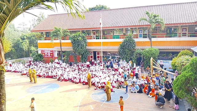 Ancaman Bom Ganggu Hari Pertama MPLS di SDN Srengseng Sawah 15