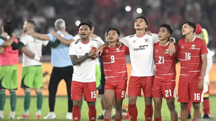 John Herdman memberikan arahan kepada pemain Timnas Indonesia saat sesi latihan jelang Piala AFF 2026.