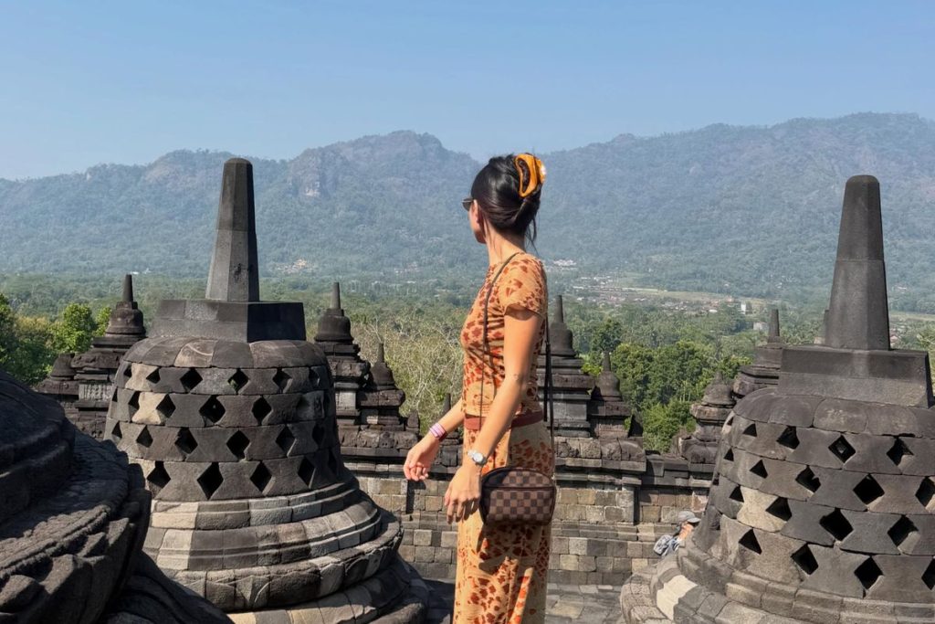 NIKI Zefanya mengenakan outfit earth tone saat mengunjungi Candi Borobudur dan Candi Prambanan sebelum tampil di Prambanan Jazz Festival 2026.
