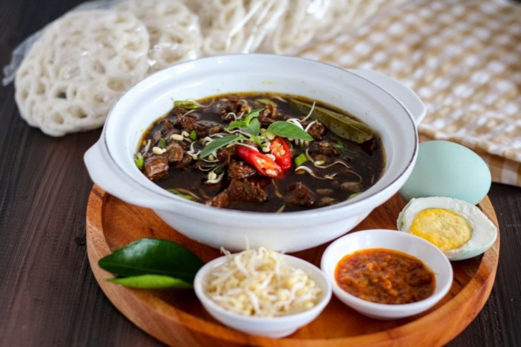 Rekomendasi tempat makan rawon di Surabaya dengan kuah hitam khas dan aneka lauk pendamping