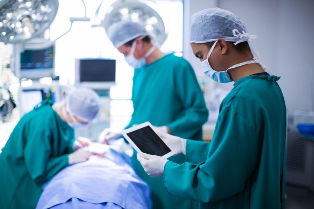 Teknologi AI membantu dokter dalam operasi tumor otak pria asal Inggris.