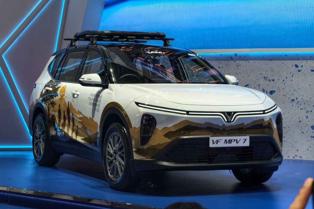 VinFast VF MPV 7 modifikasi bergaya adventure dipamerkan di GIIAS 2026 dengan livery oranye, pelek aftermarket, dan roof rack.