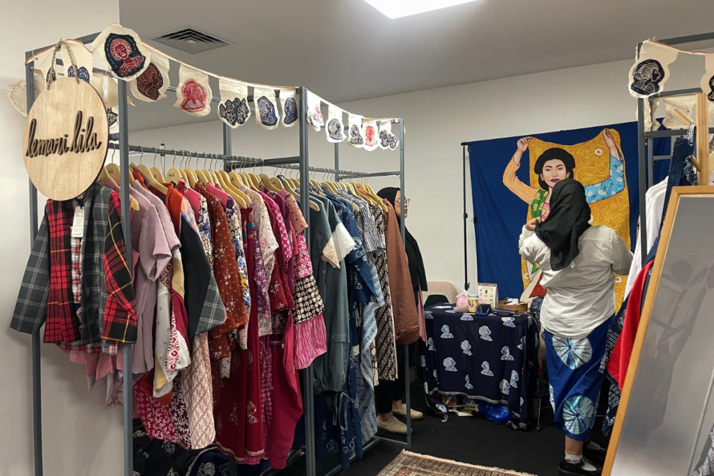Pengunjung melihat koleksi brand fesyen lokal di area Jakarta Fashion Week saat JSD Blok M Festival 2026 di Nirmana Falatehan.