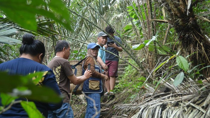 Wisatawan menikmati suasana Agrowisata Salak Pangu di kawasan perkebunan salak Minahasa Tenggara.Wisatawan menikmati suasana Agrowisata Salak Pangu di kawasan perkebunan salak Minahasa Tenggara.