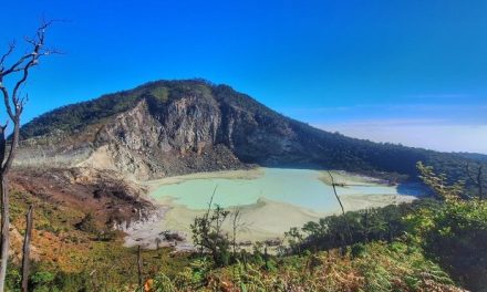 Kemarau Panjang Bikin Air Kawah Putih Menyusut, Wisatawan Tetap Ramai