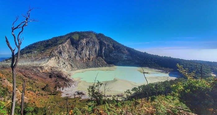 Kondisi air Kawah Putih menyusut saat kemarau panjang di Rancabali Kabupaten Bandung