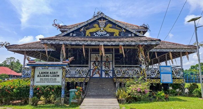 Lamin Adat Adjang Lidem, rumah adat Dayak Kenyah di Desa Setulang, Kabupaten Malinau, Kalimantan Utara.