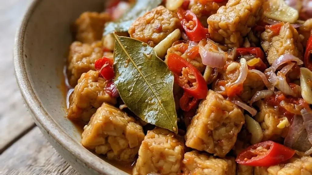 Tumis tempe basah tanpa kecap dengan bumbu gurih pedas siap disajikan bersama nasi hangat