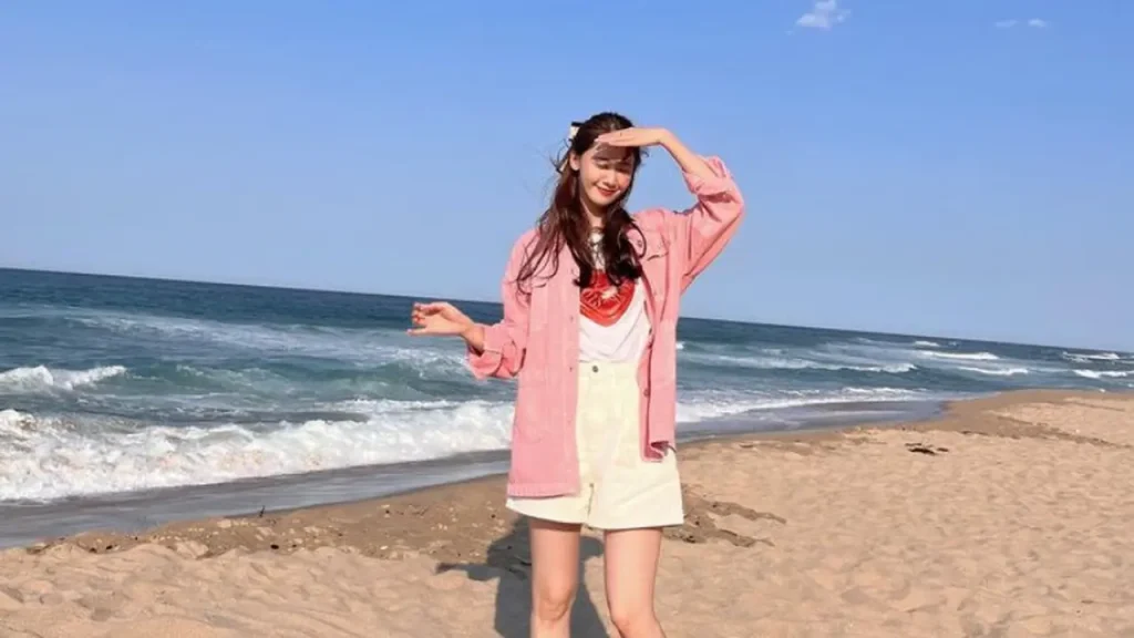 Inspirasi gaya coastal grandmother dengan busana netral yang santai dan elegan