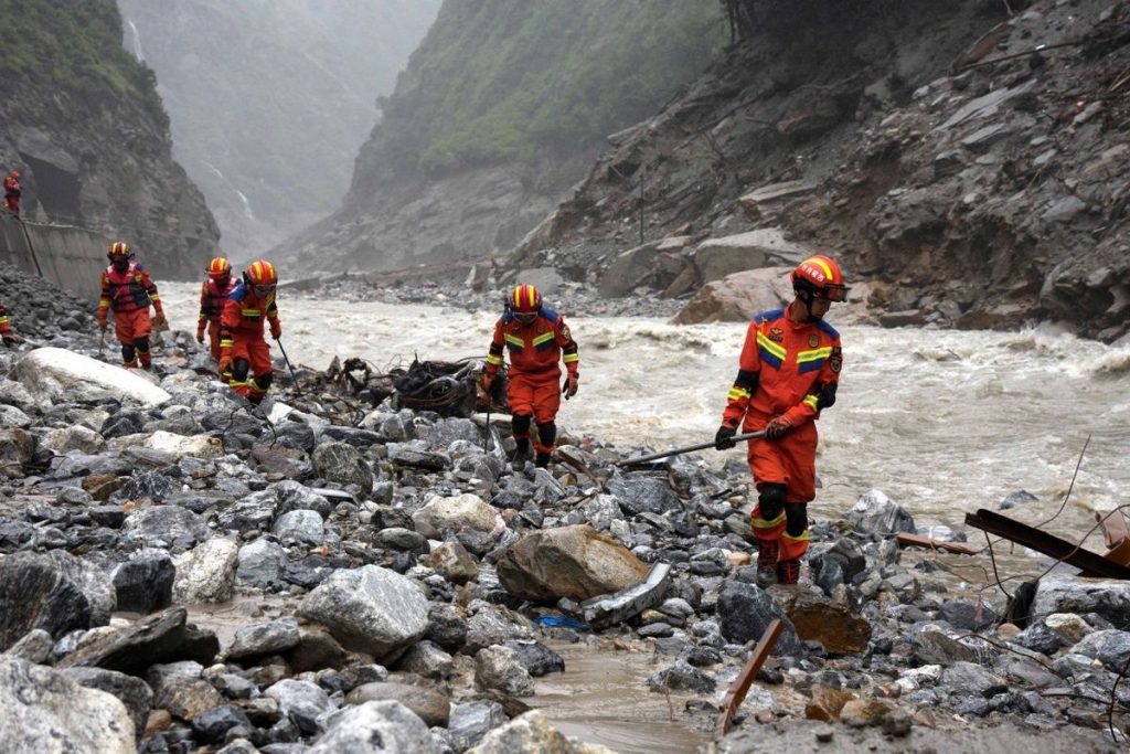 Tim penyelamat mencari korban banjir Nepal-Tibet di tengah puing dan lumpur kawasan Himalaya.