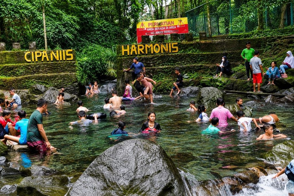 Wisata Cipaniis Kuningan dengan suasana alam asri dan sumber mata air segar