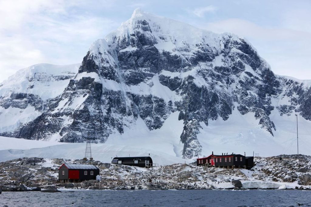 Port Lockroy Antarktika, kantor pos terpencil yang berada di habitat penguin gentoo